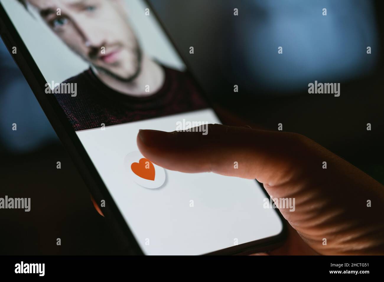 App o sito di incontri sullo schermo del telefono cellulare. Donna che passa e ama i profili sul sito di relazione o applicazione. Donna singola che usa lo smartphone per il fin Foto Stock