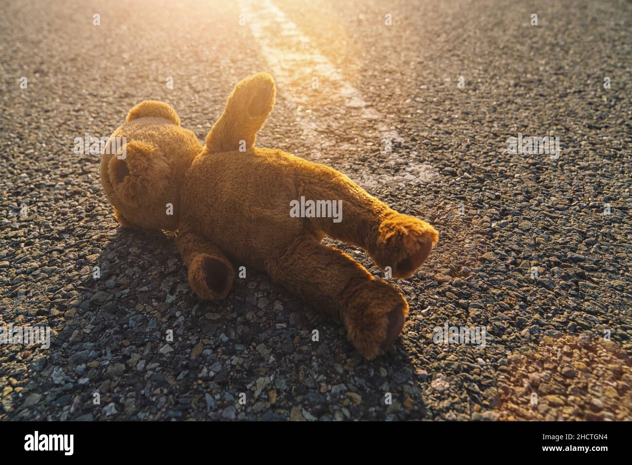 Perso orsacchiotto giacente sulla strada Foto Stock