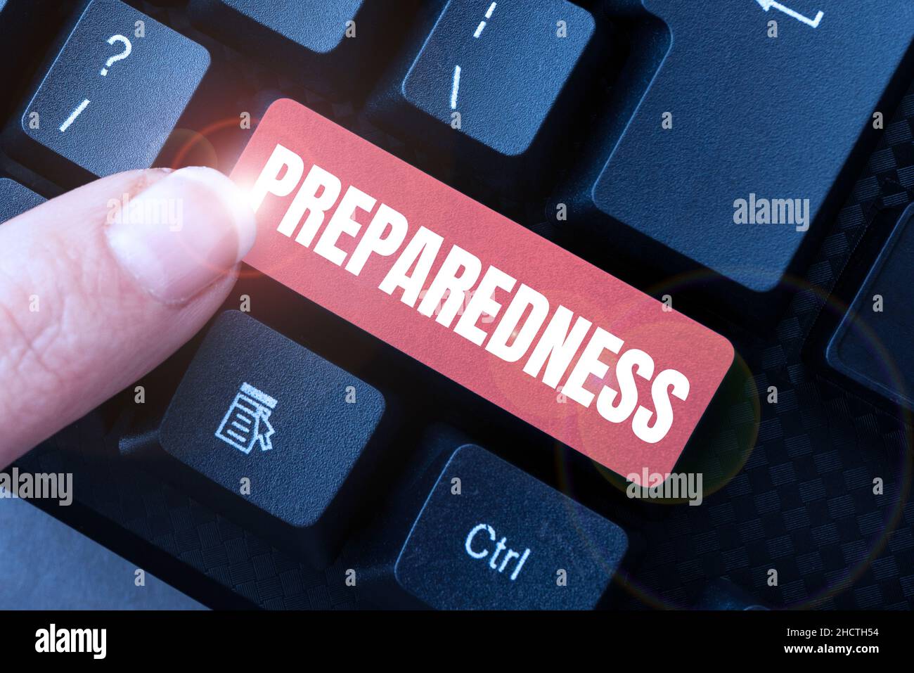 Scrivere a mano segno preparazione. Parola scritta sulla qualità o sullo stato di preparazione in caso di eventi imprevisti che scaricano file e dati online Foto Stock