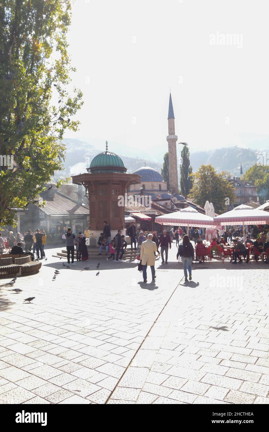 Bascarsija, Sarajevo, Bosnia-Erzegovina, 14 ottobre 2019 : Piazza Bascarsija è un luogo famoso a Sarajevo. Famosa fontana di nome Sebilj. Turismo co Foto Stock
