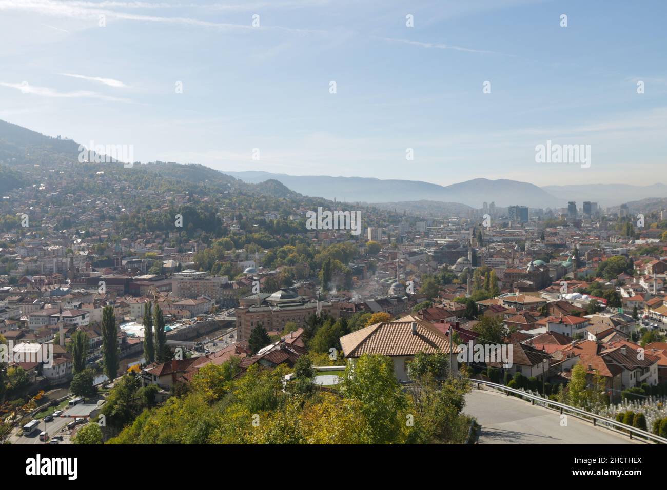 Sarajevo, Bosnia-Erzegovina, 14 ottobre 2019: Vista della città di Sarajevo dal punto di vista superiore in una giornata di sole. Foto Stock