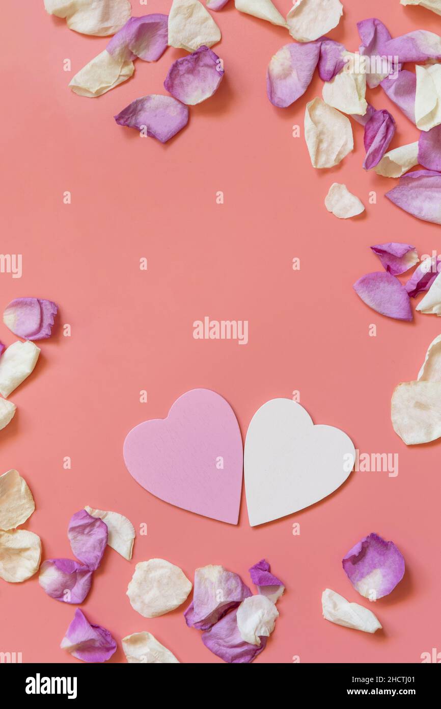 Buon San Valentino, amore e idee di concetto di matrimonio. Forma del cuore fatta di fiori rosa e molto peri su sfondo rosa. Disposizione piatta, vista dall'alto. Foto Stock