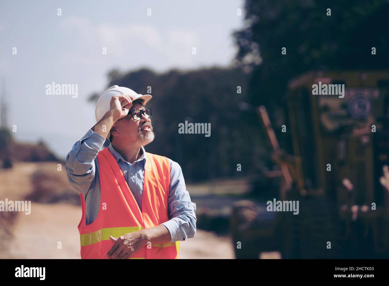 Surveyor builder Engineer Engineer Business Team discutere il piano in un nuovo cantiere. Macchine per la costruzione di strade sulla costruzione di autostrade. Foto Stock