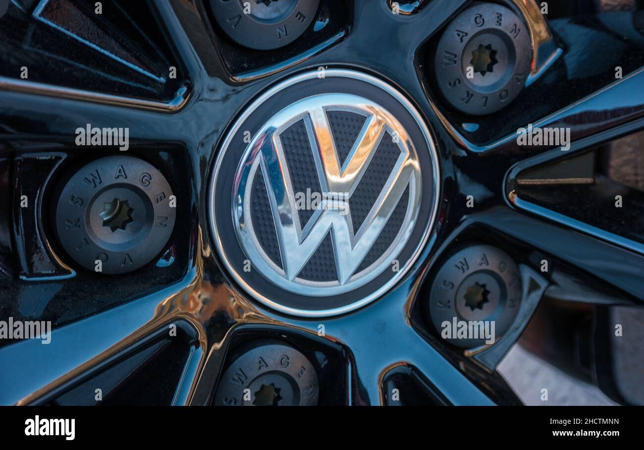 Segno di un logo Volkswagen su un cerchione auto. Volkswagen è un costruttore tedesco di automobili e il più grande automobilistico tedesco e il terzo più grande automobilistico Foto Stock