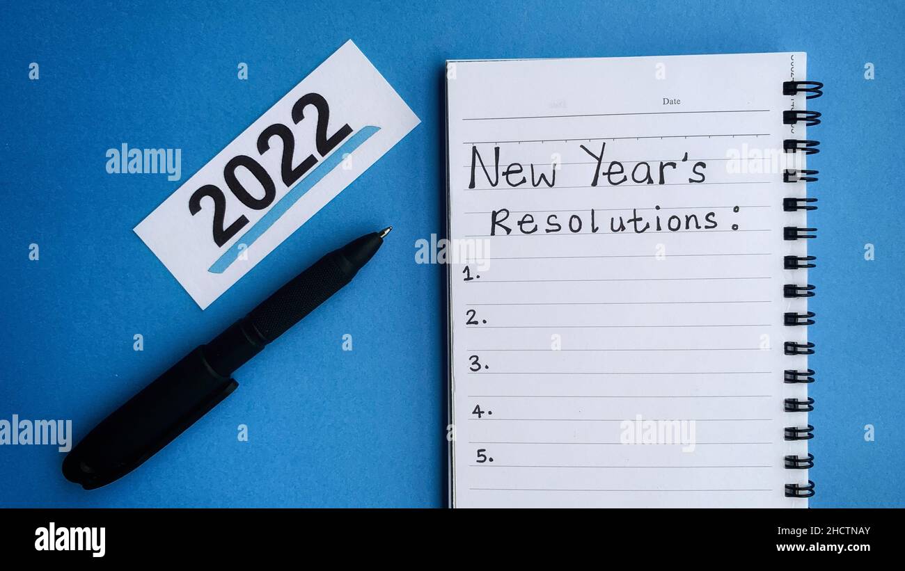 Testo delle risoluzioni di fine anno su note book. Concetto di Capodanno 2022. Foto Stock