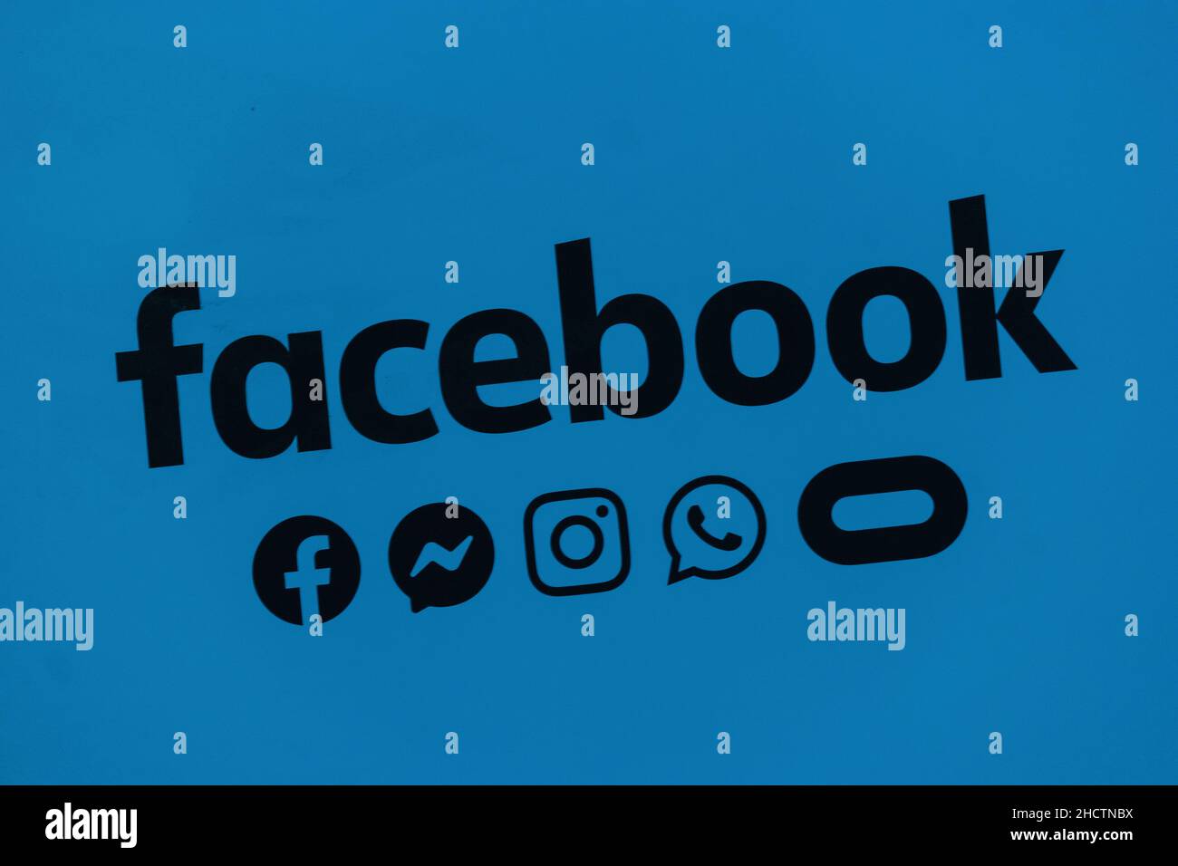 Logo Facebook con icona dei social media. Facebook è un popolare servizio di social media fondato nel 2004 da Mark zuckerberg Foto Stock