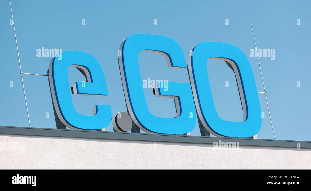 Logo di e.GO Mobile all'ingresso della sede principale dell'azienda situata ad Aquisgrana. e.Go progetta e produce nuove auto elettriche. Foto Stock