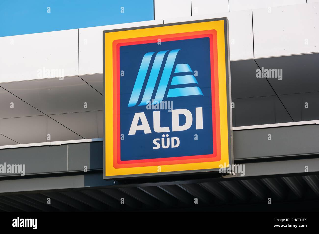 INSEGNA ALDI all'ingresso di un negozio in Germania - Aldi è una catena di  supermercati a prezzi scontati con sede in Germania Foto stock - Alamy