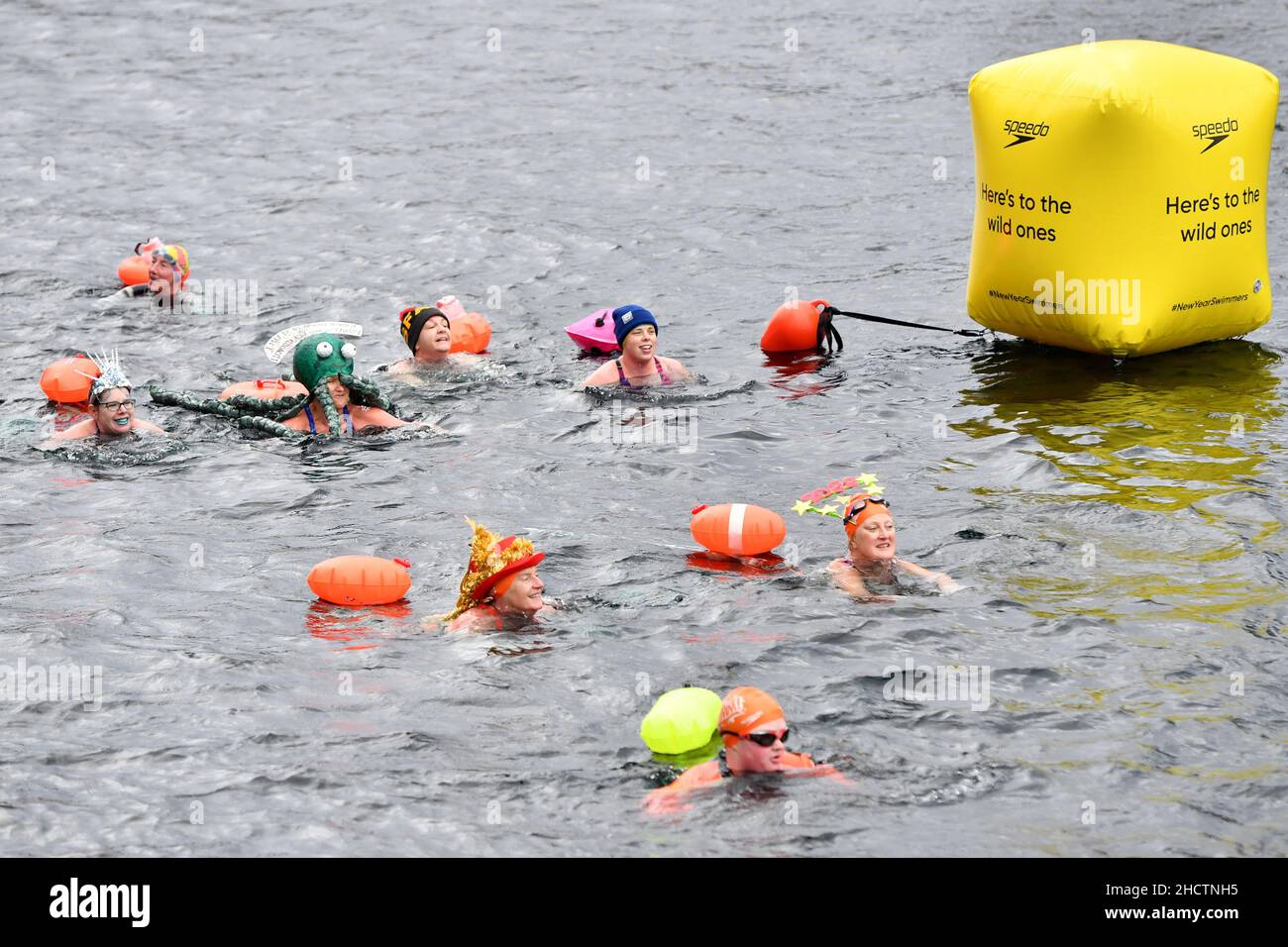 USO EDITORIALE SOLO i nuotatori durante la nuotata di Capodanno a Salford Quays, sostenuta da Speedo. Data foto: Sabato 1 gennaio 2022. Foto Stock
