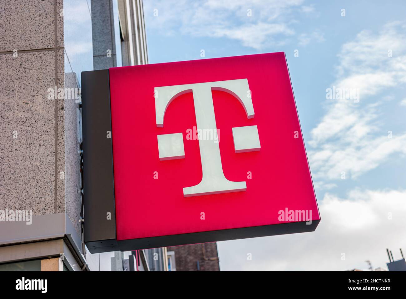 Logo di Deutsche Telekom su un negozio. Ci sono circa 750 negozi cosiddetti 'T-Punkt' che vendono prodotti e servizi di Deutsche Telekom. Foto Stock