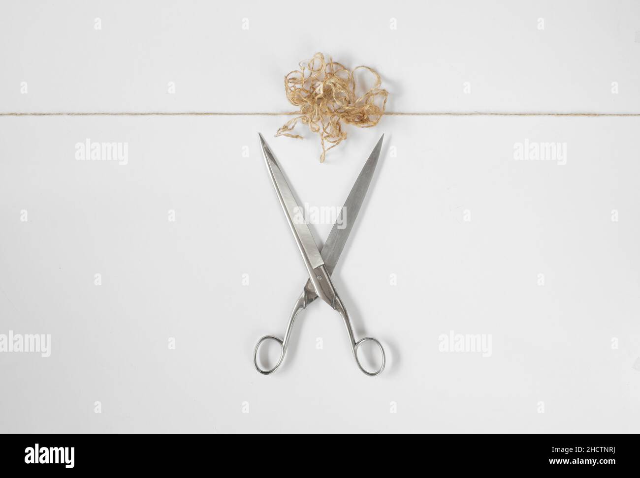 concetto di soluzione di problema,libera la creatività,idea,nodo con forbici,metafora di affari buon spazio di copia Foto Stock