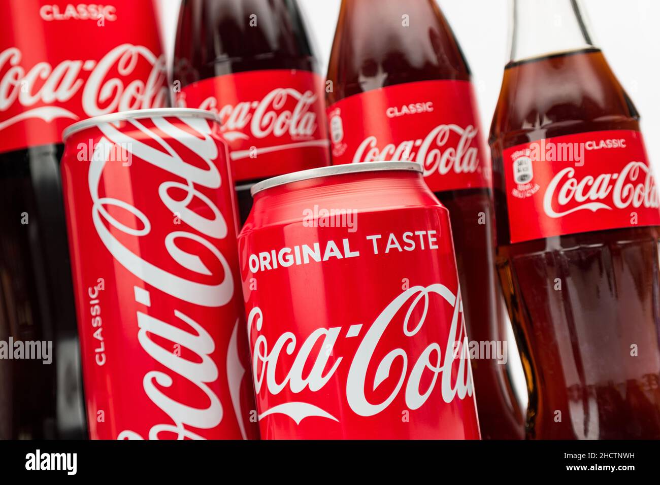 Varie bottiglie e lattine di vetro Coca-Cola. Coca-Cola Company è il leader di mercato più popolare in Germania. Foto Stock