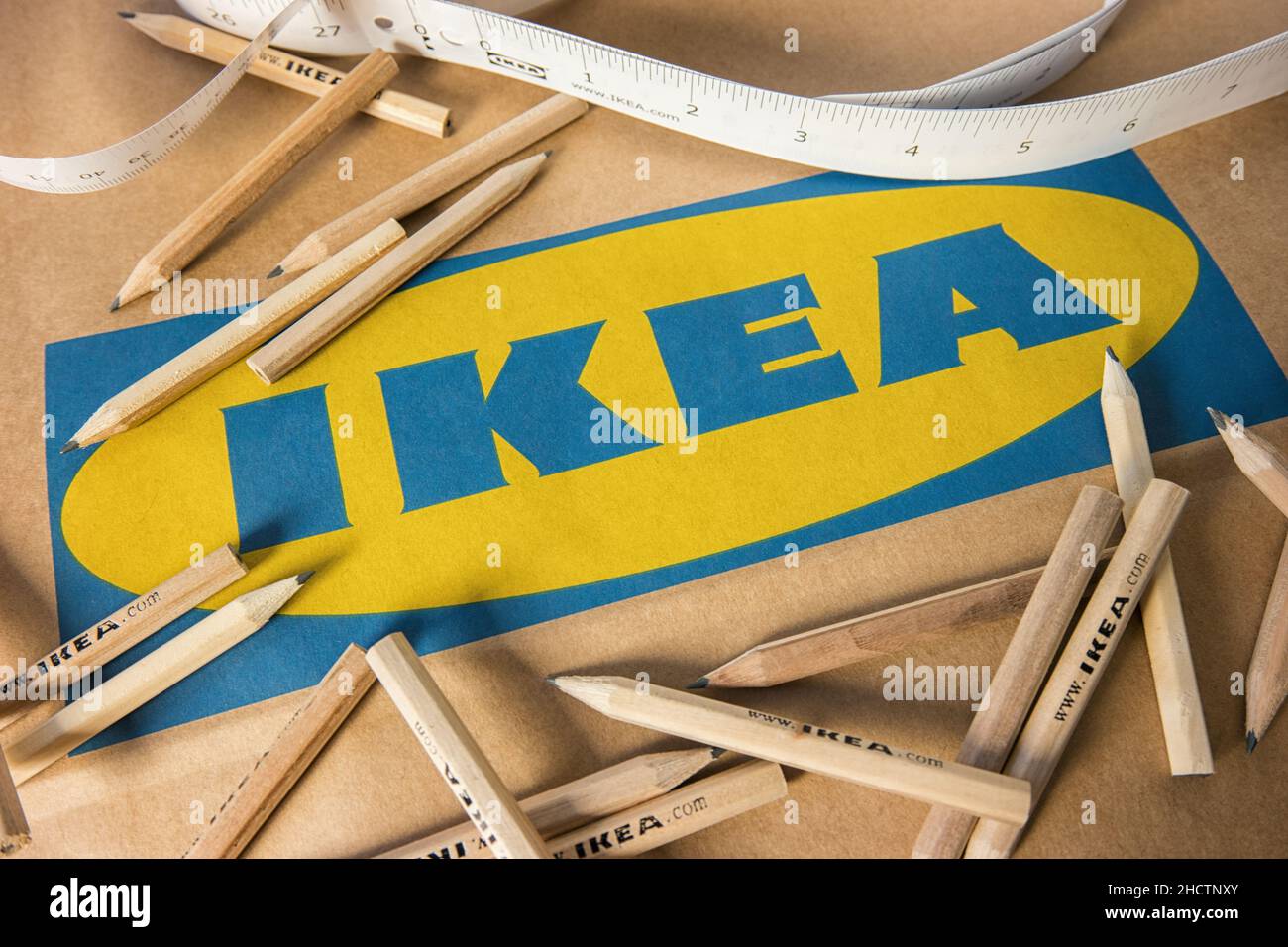 Matite IKEA posizionate e metro a nastro su un sacchetto di carta IKEA. IKEA  fondata in Svezia nel 1943, Ikea è il più grande rivenditore di mobili al  mondo Foto stock - Alamy