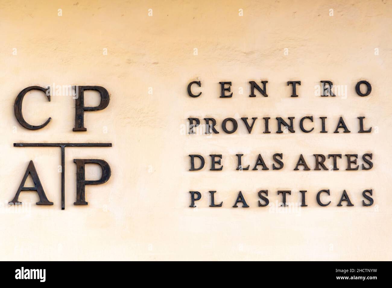Cartello per il Plastic Arts Provincial Center. Il testo è visto nella parete di un vecchio edificio coloniale. 1 gennaio 2021 Foto Stock