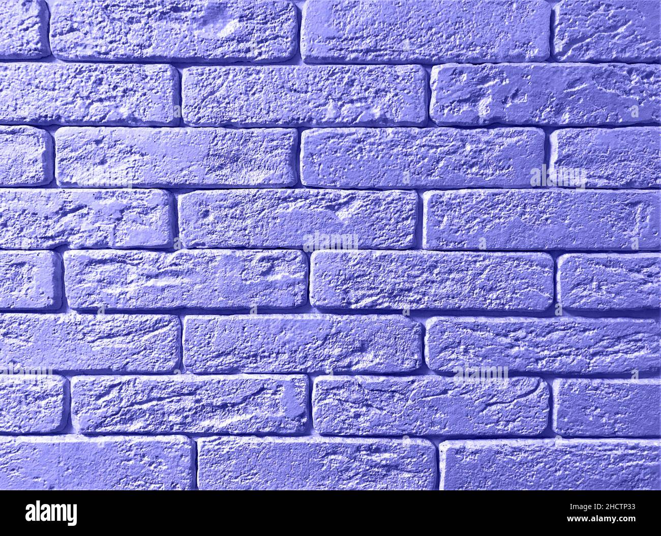 Piastrelle di fronte pietra mattoni forma. PANTONE color molto peri. Brickwall sfondo astratto. Spazio di copia. Foto Stock