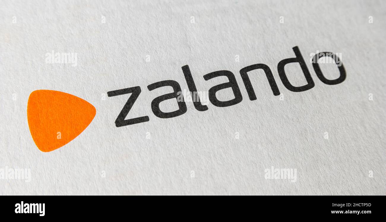 Logo Zalando su una scatola. Zalando è una società tedesca di commercio  elettronico con sede a Berlino. Vendono scarpe online, abbigliamento e  altri articoli di moda Foto stock - Alamy