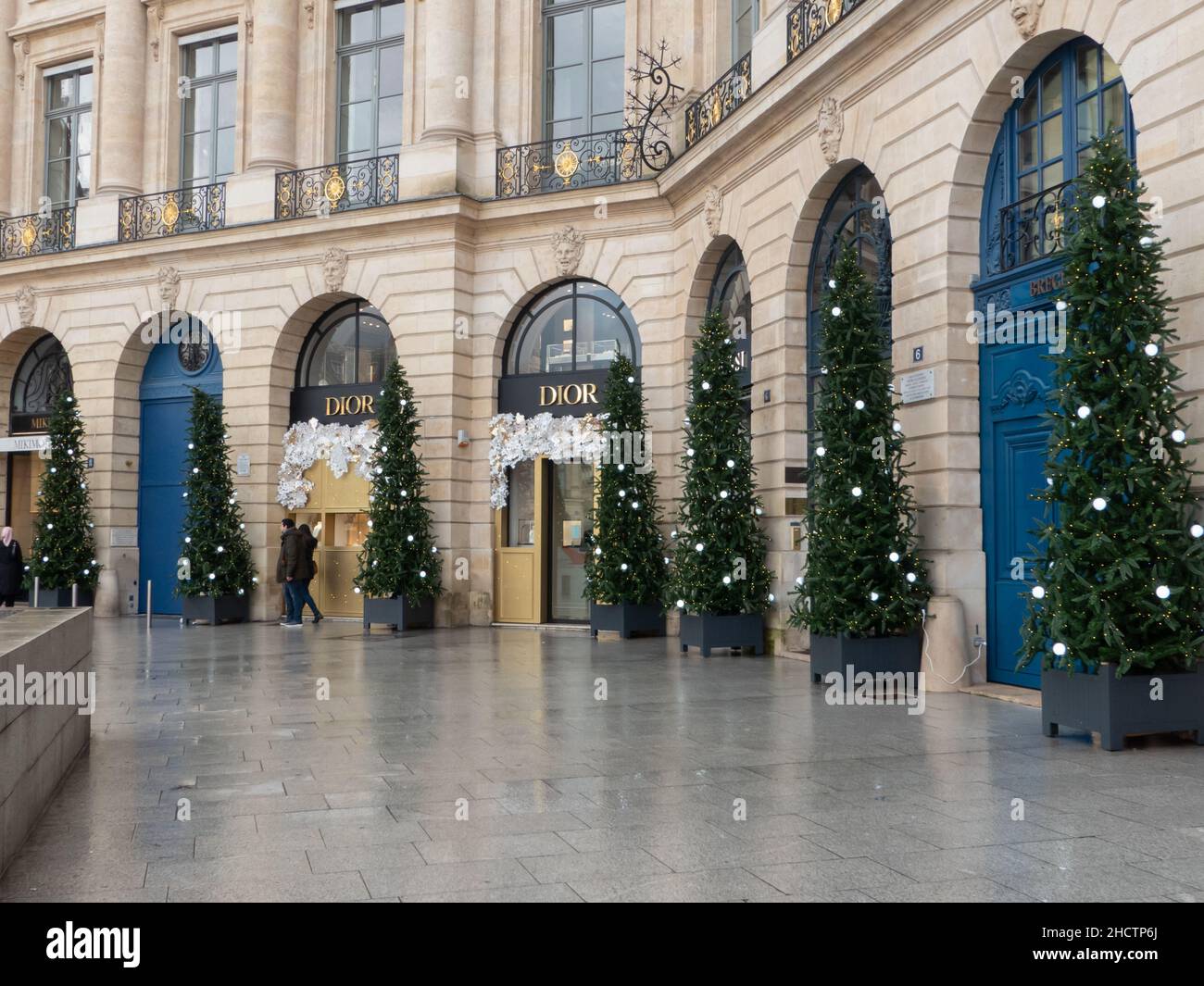 Parigi, Francia. Dicembre 26. 2021. Marchio famoso di un prestigioso comò. Boutique Christian Dior di lusso. Foto Stock