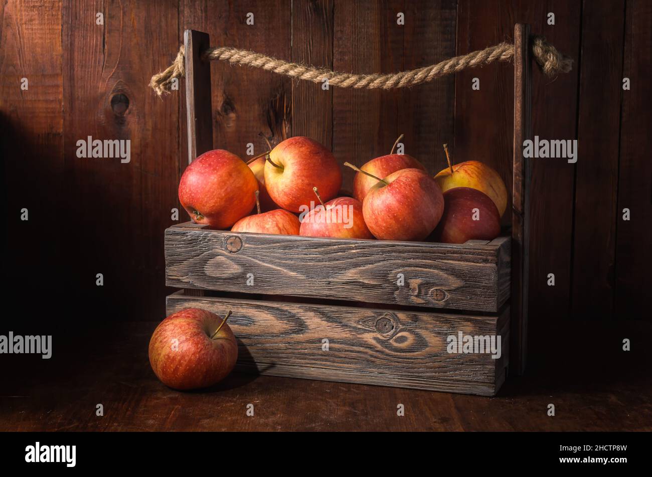 mele su sfondo di legno scuro in stile rustico Foto Stock