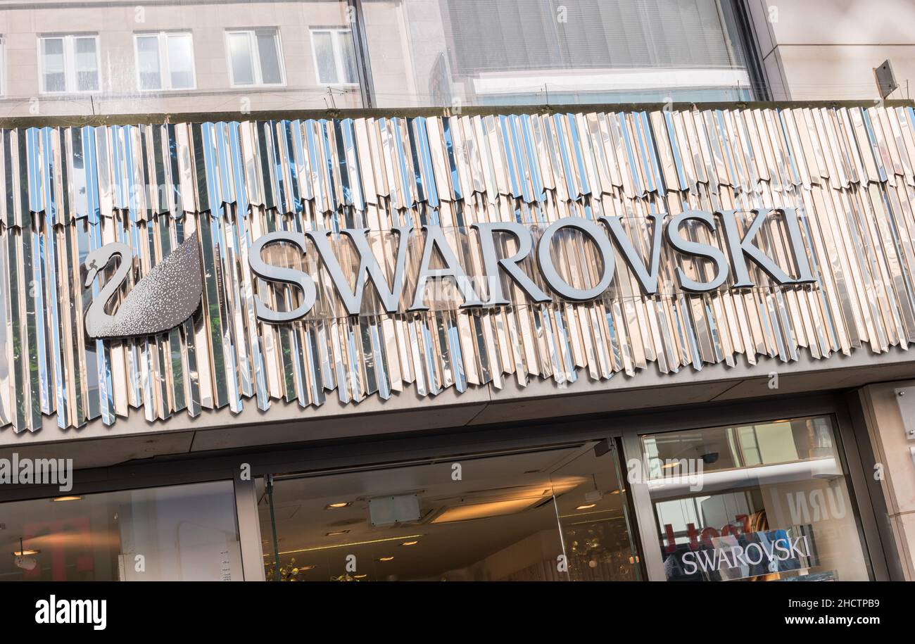 Swarovski store front immagini e fotografie stock ad alta risoluzione -  Alamy