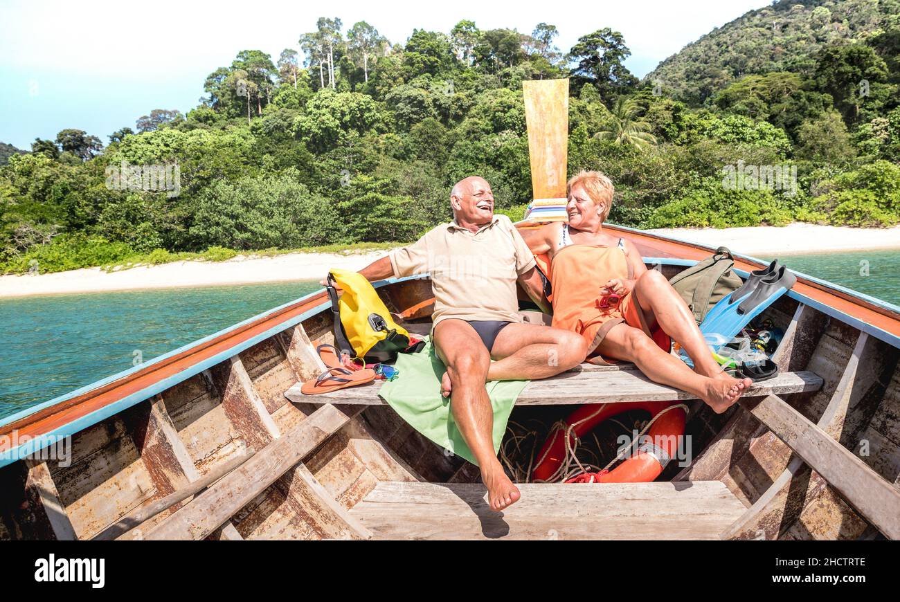 Coppia anziana vacanziere rilassarsi al tour di hopping isola dopo l'esplorazione della spiaggia durante la gita in barca di snorkeling in Thailandia Foto Stock