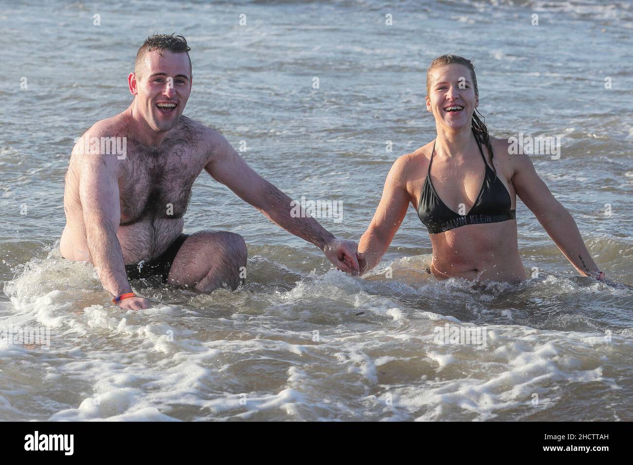 Irvine, Regno Unito. 1st Jan 2022. Più di 150 nuotatori hanno preso parte all'annuale Loony Dook nuotare al largo della spiaggia di Irvine a temperature marine inferiori a 9C. Molti dei nuotatori che hanno preso parte alla raccolta fondi per enti di beneficenza locali e nazionali Credit: Findlay/Alamy Live News Foto Stock