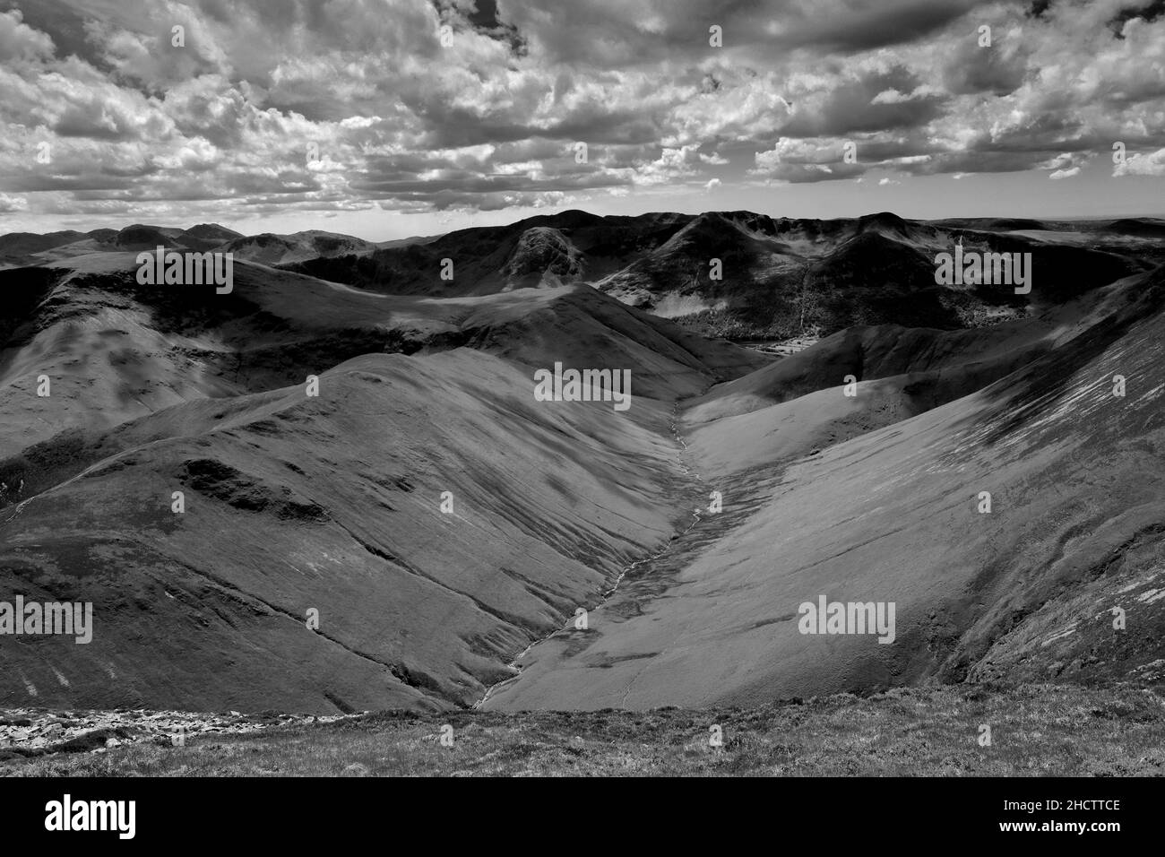 Vista estiva sulla Newlands Hause Valley, vicino a Buttermere, Lake District National Park, Cumbria, Inghilterra, Regno Unito Foto Stock