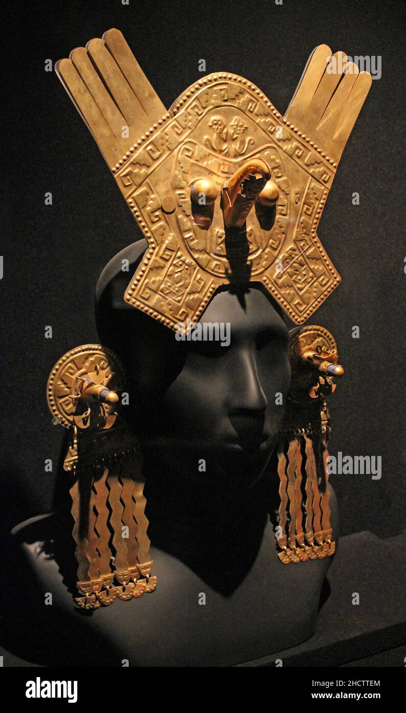Headdress e orecchini Chimu - epoca imperiale (1300 d.C. – 1532 d.C.) Foto Stock