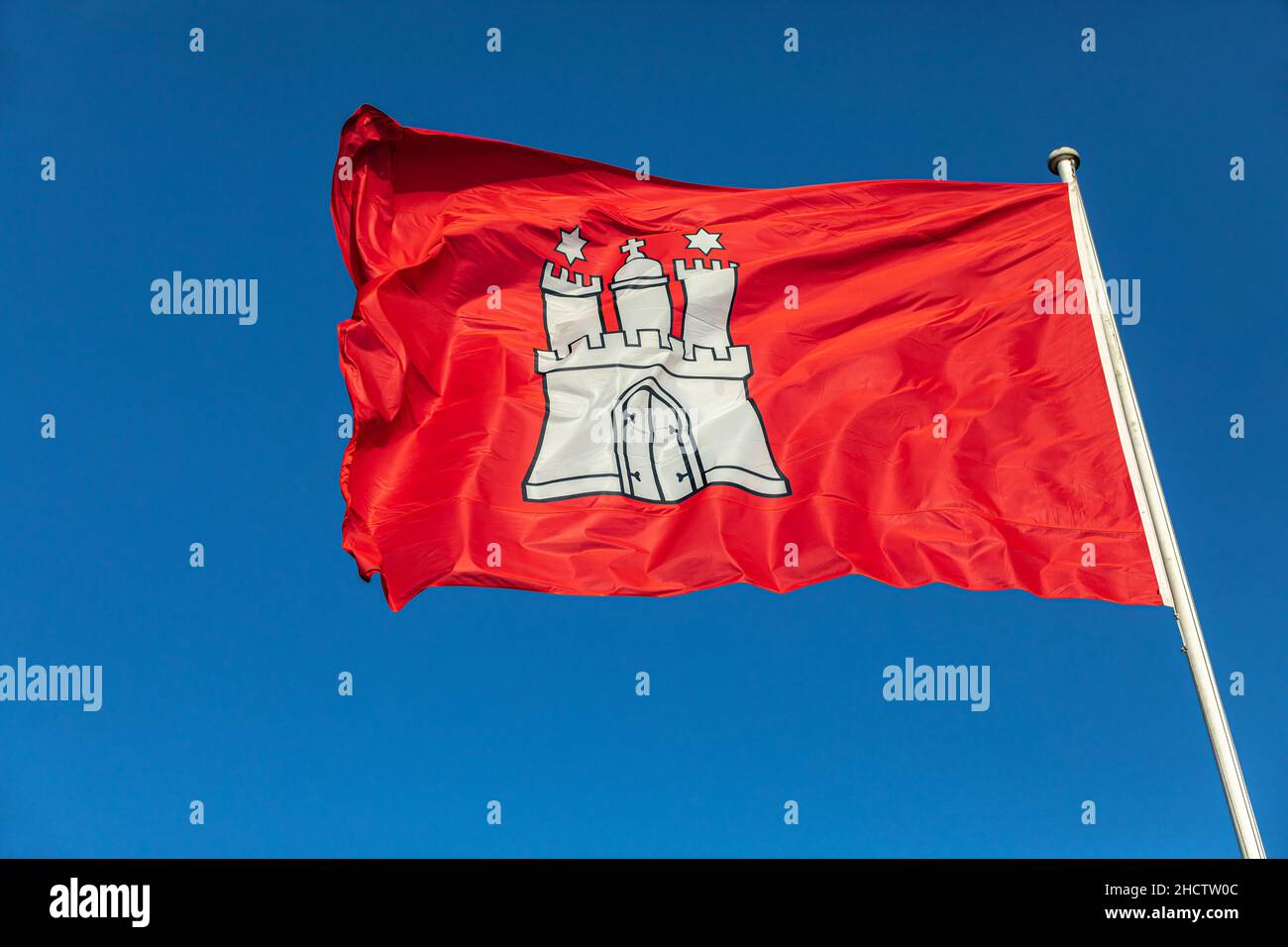 Bandiera della città-stato di Amburgo nel vento Foto Stock