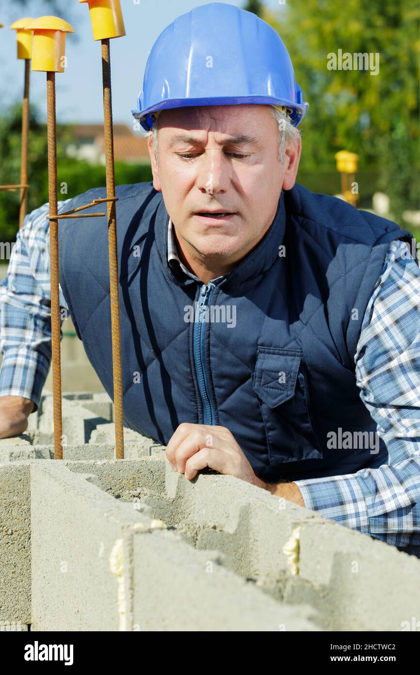 lavorare all'esterno su una parete di cemento Foto Stock