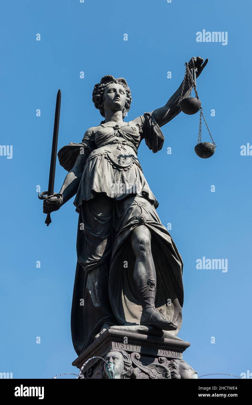 justitia su sfondo cielo blu Foto Stock