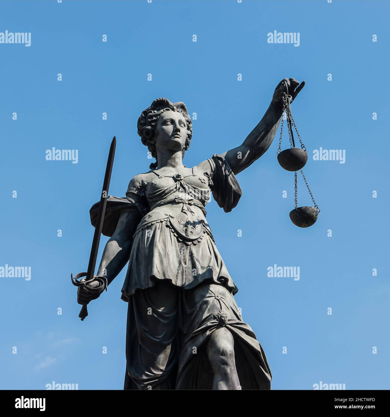 statua di justitia al roemer a francoforte germania Foto Stock