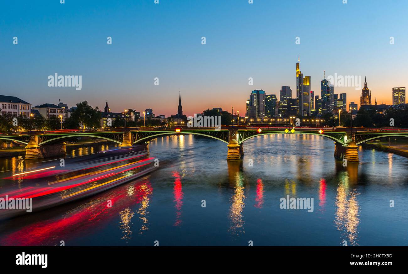 Tramonto al ponte Ignatz Bubis a Francoforte sul meno, germania Foto Stock