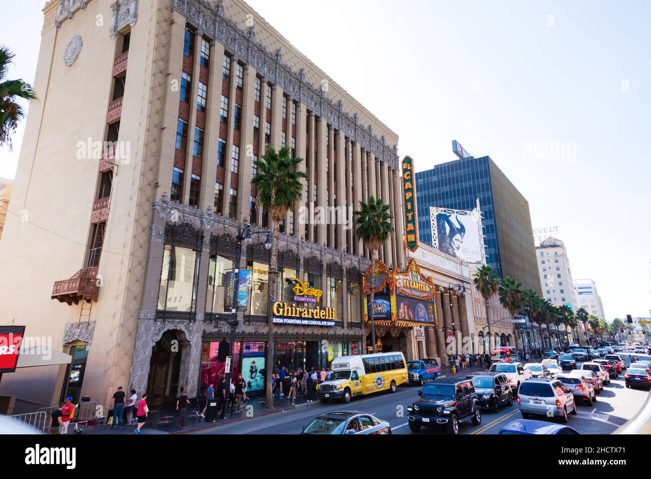 Negozio di studio Walt Disney e cinema El Capitan su Hollywood Blvd, con traffico e folle di persone. California, Stati Uniti d'America Foto Stock