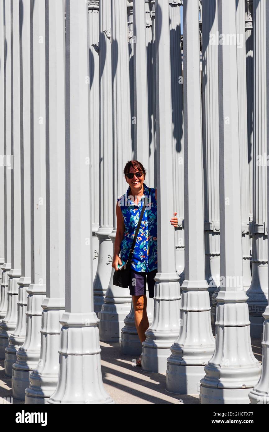 La turista femminile guarda fuori dall'installazione artistica di Urban Light. Los Angeles County Museum of Art. California, Stati Uniti d'America Foto Stock