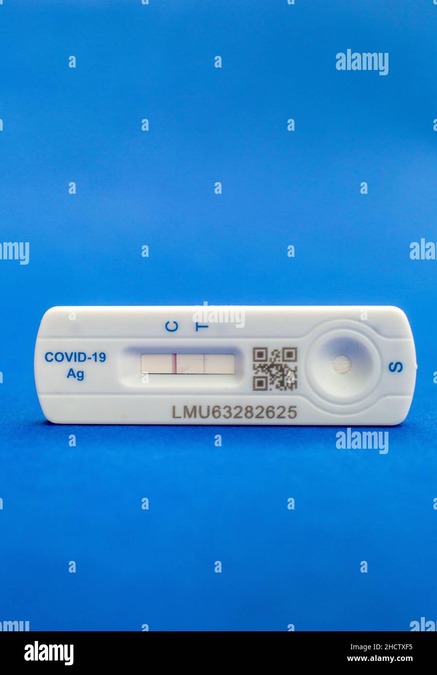 Test rapidi per il concetto di infezione da Covid-19 / SARS-COV-2: Un kit di test rapido dell'antigene che mostra un risultato positivo (due righe) Foto Stock