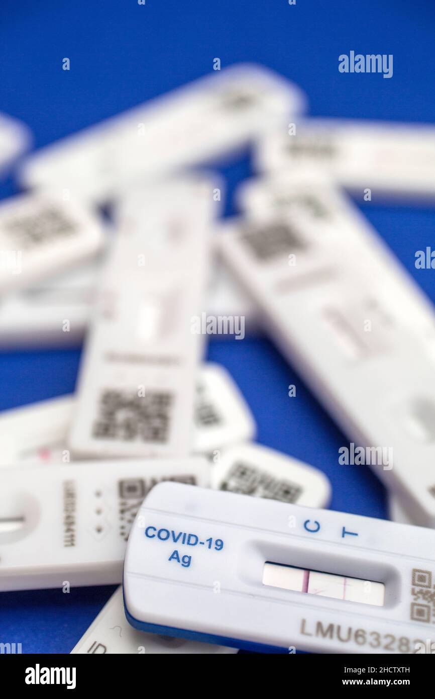 Test rapidi per il concetto di infezione da Covid-19 / SARS-COV-2: Un kit di test rapido dell'antigene che mostra un risultato positivo (due righe) Foto Stock