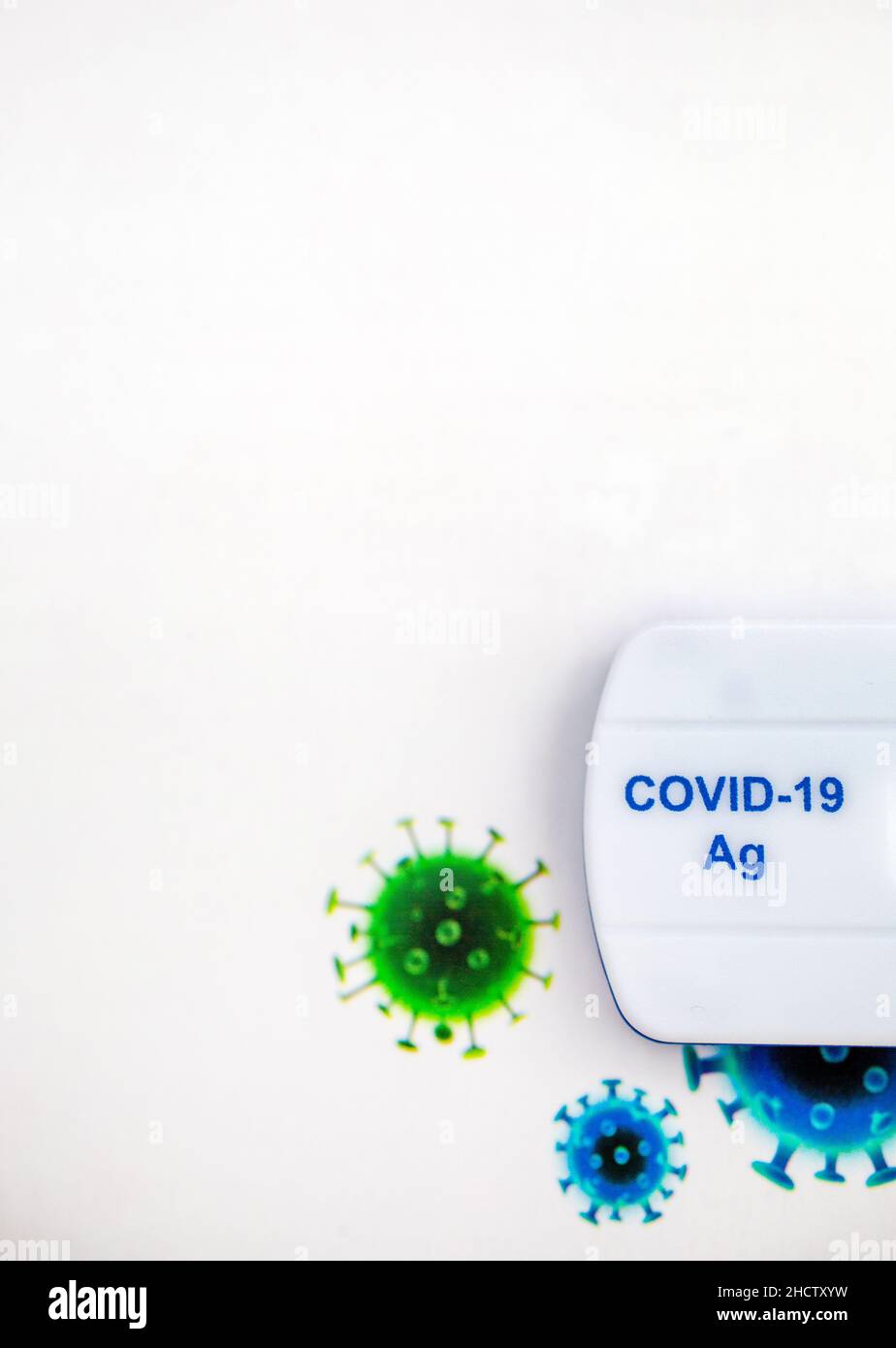 Test rapido per l'infezione di Covid-19 / SARS-COV-2 concetto: Modelli di un coronavirus con Covid-19 Rapid Antigen Self-Testing Foto Stock