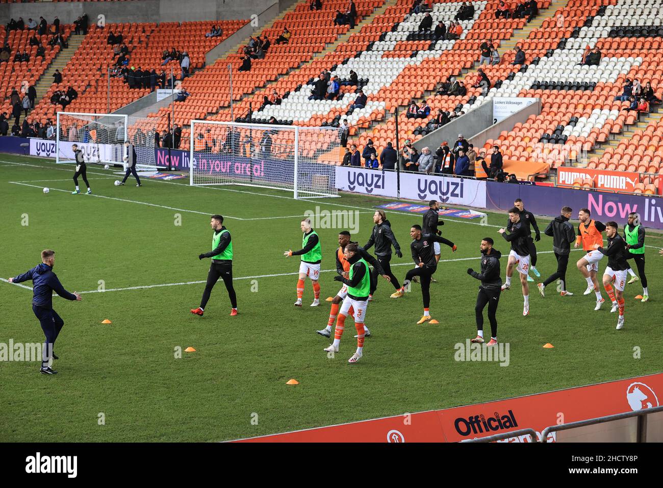 Blackpool, Regno Unito. 01st Jan 2022. Blackpool giocatori durante il riscaldamento pre-partita a Blackpool, Regno Unito il 1/1/2022. (Foto di Mark Cosgrove/News Images/Sipa USA) Credit: Sipa USA/Alamy Live News Foto Stock