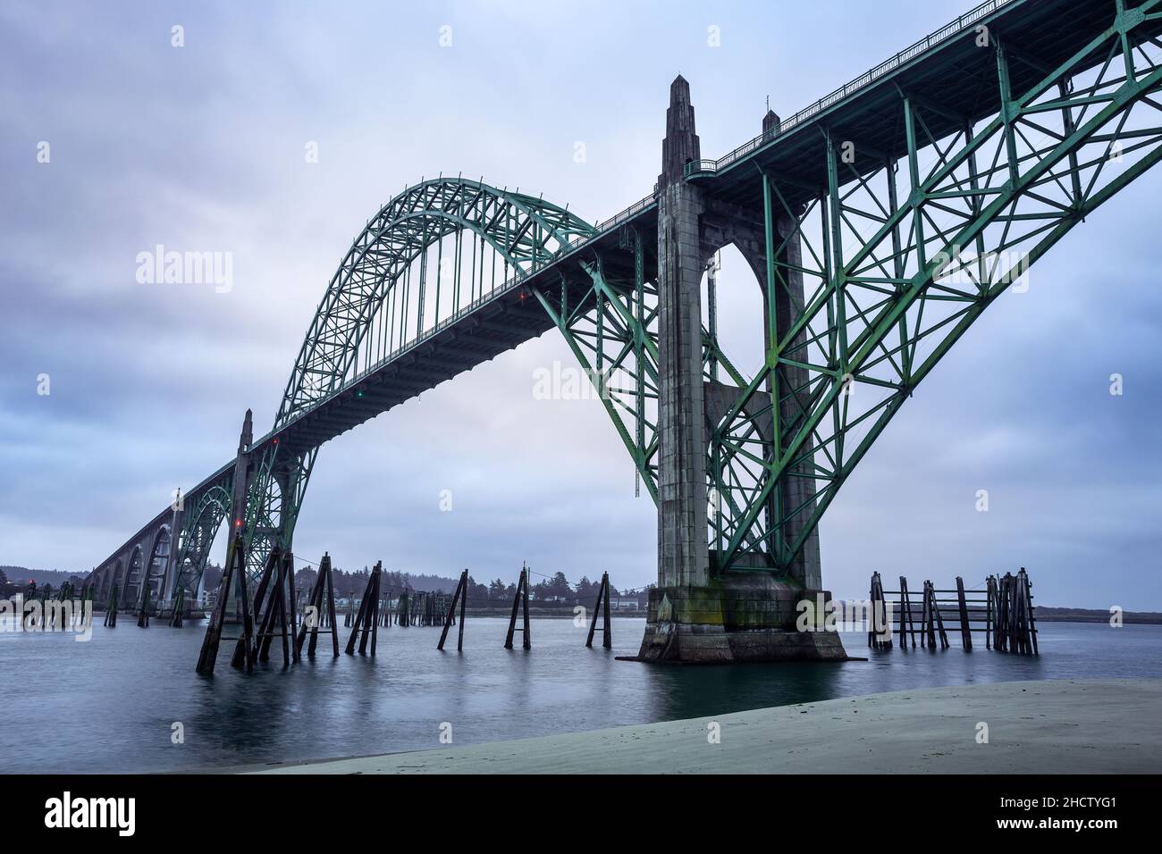 Tralicci in legno e Yaquina Bay Bridge, Newport, Oregon, Stati Uniti d'America Foto Stock