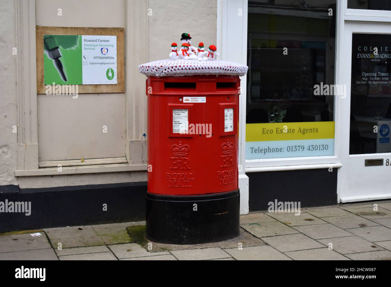 Scatola di posta di Natale con topper da snowmen in maglia, Harleston, Norfolk Foto Stock