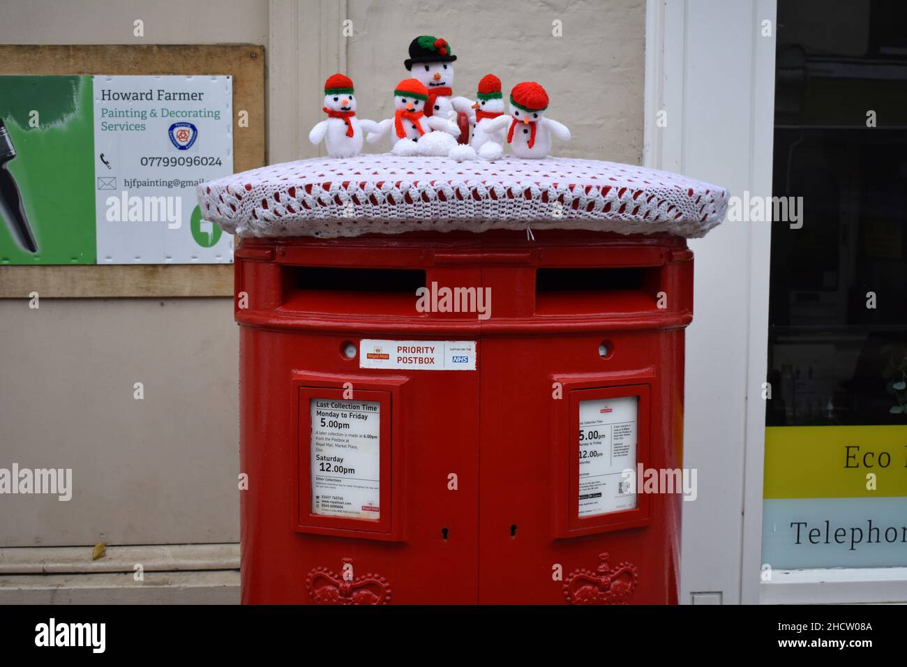 Scatola di posta di Natale con topper da snowmen in maglia, Harleston, Norfolk Foto Stock
