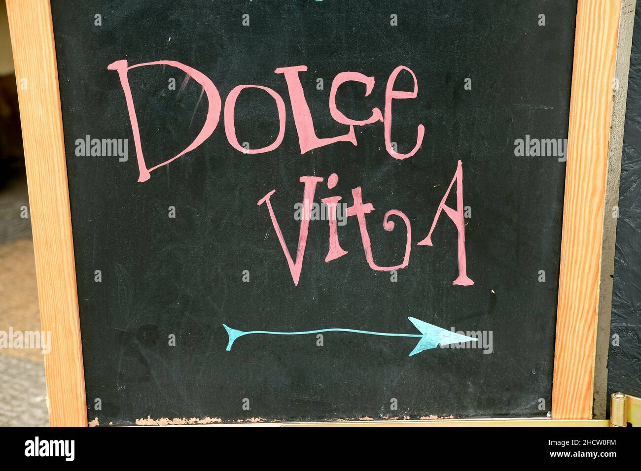 Insegna scritta a mano Dolce vita con la freccia Foto Stock