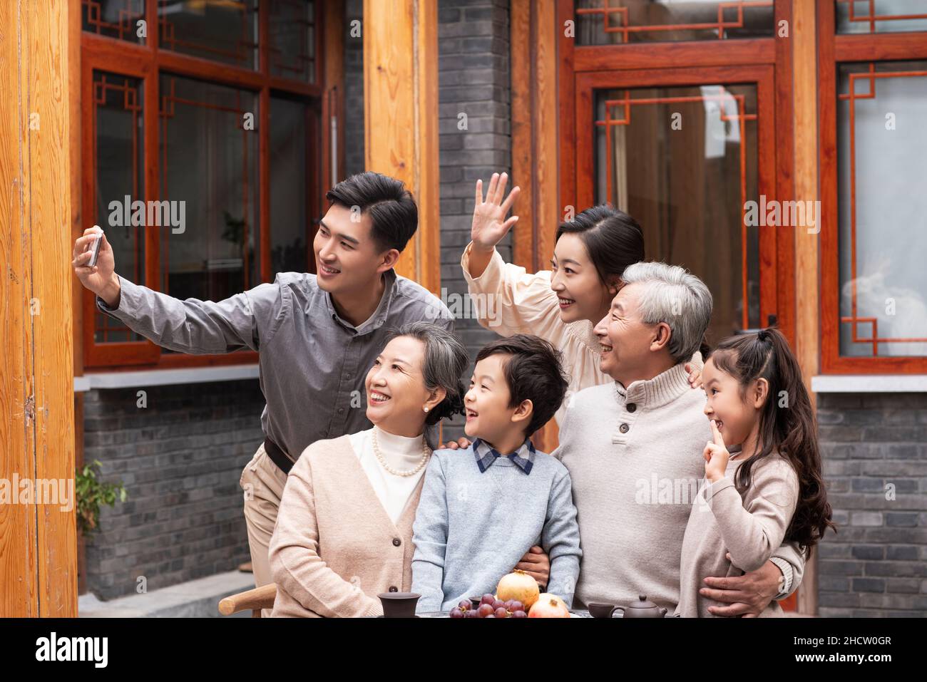 Famiglie felici che bevono il tè e chiacchierano nel cortile Foto Stock