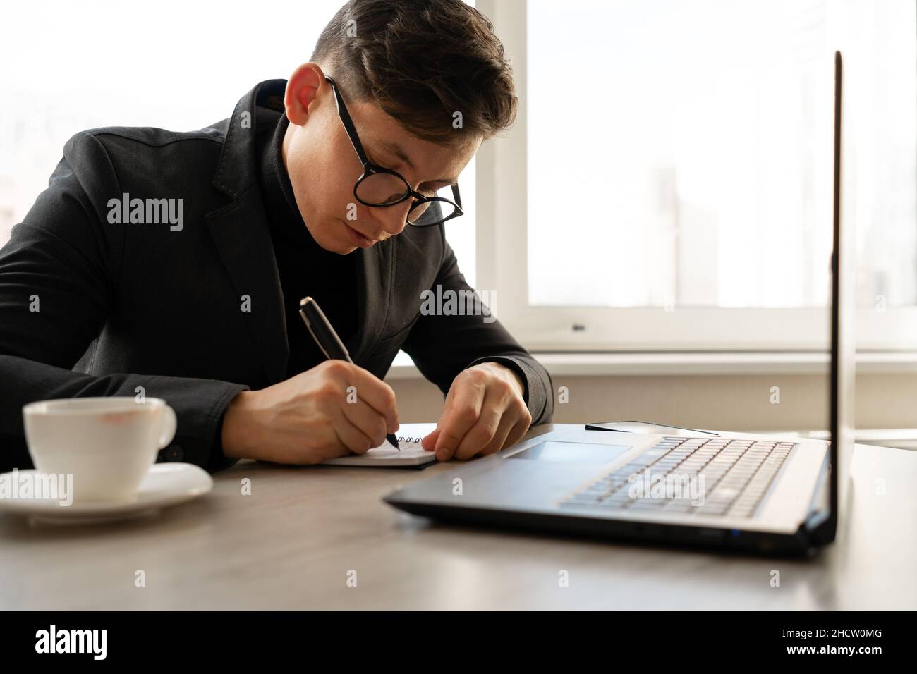 Donna d'affari che prende ordine in linea, scrittura sulla carta, uomo d'affari nelle idee di vendita dell'ufficio, mattina libera, formazione in linea Foto Stock
