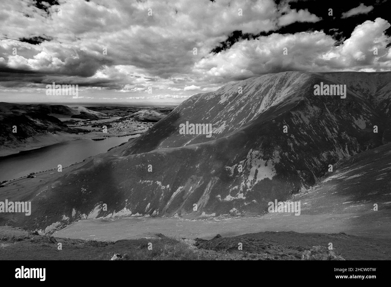 Vista di Grasmoor caduto sopra Crummock Water, Lake District National Park, Cumbria, Inghilterra, Regno Unito Grasmoor Fell è una delle 214 Wells Wainwright Foto Stock