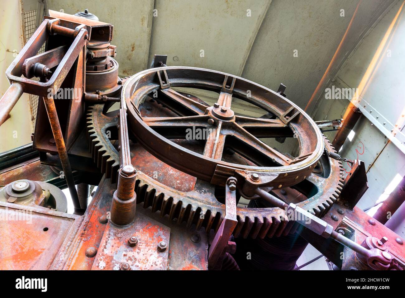 Ruote dentate di una vecchia gru d'epoca nel porto orientale di Francoforte sul meno Foto Stock