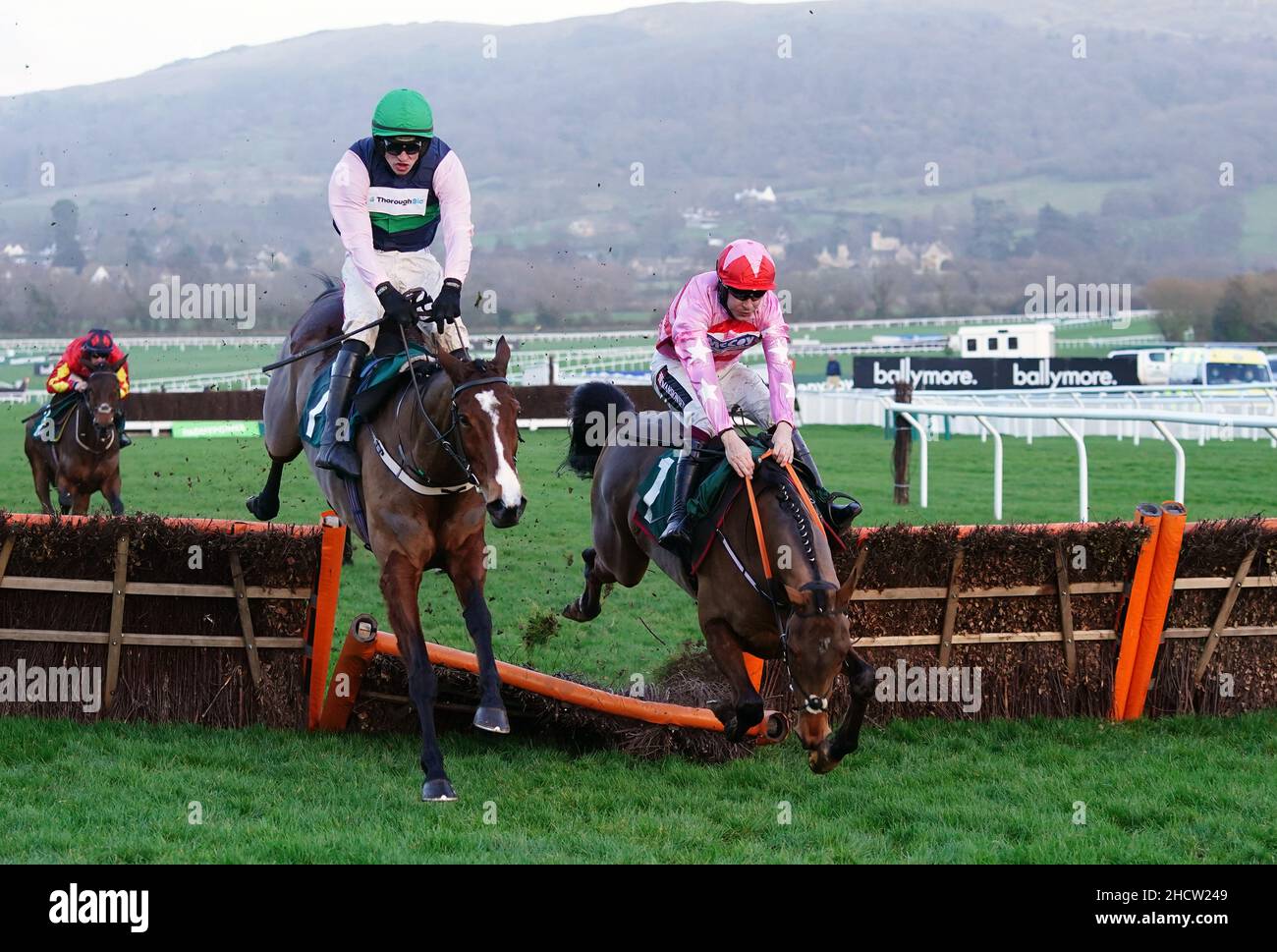 Stormy Ireland (centro) guidato da Danny Mullins prima di andare a vincere la Dornan Engineering Relkeel ostacoli al Cheltenham Racecourse. Data foto: Sabato 1 gennaio 2022. Foto Stock