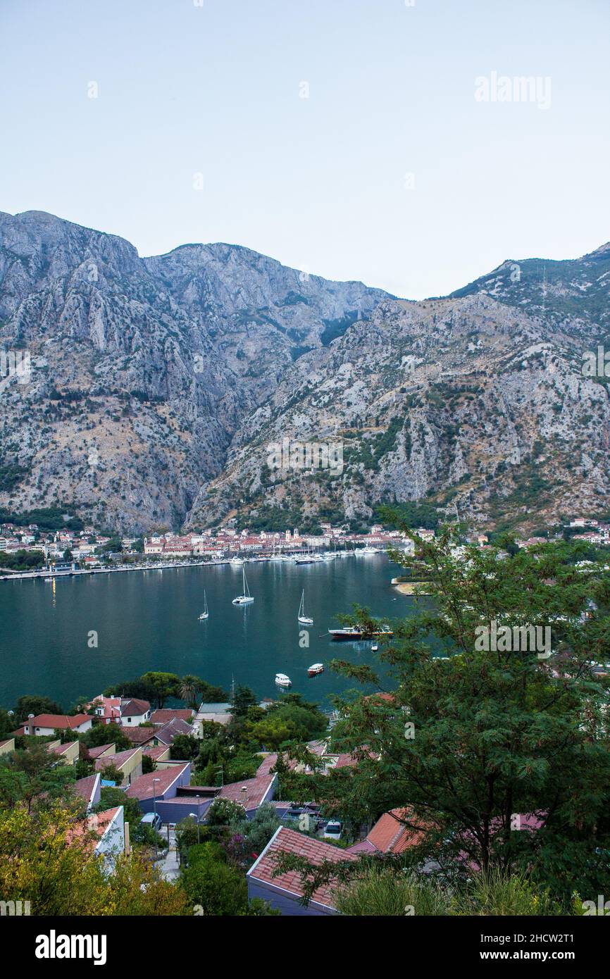 Boka Kotorska Bay, Montenegro - 21 luglio 2017: Vista delle barche a Boka Bay in un giorno d'estate Foto Stock