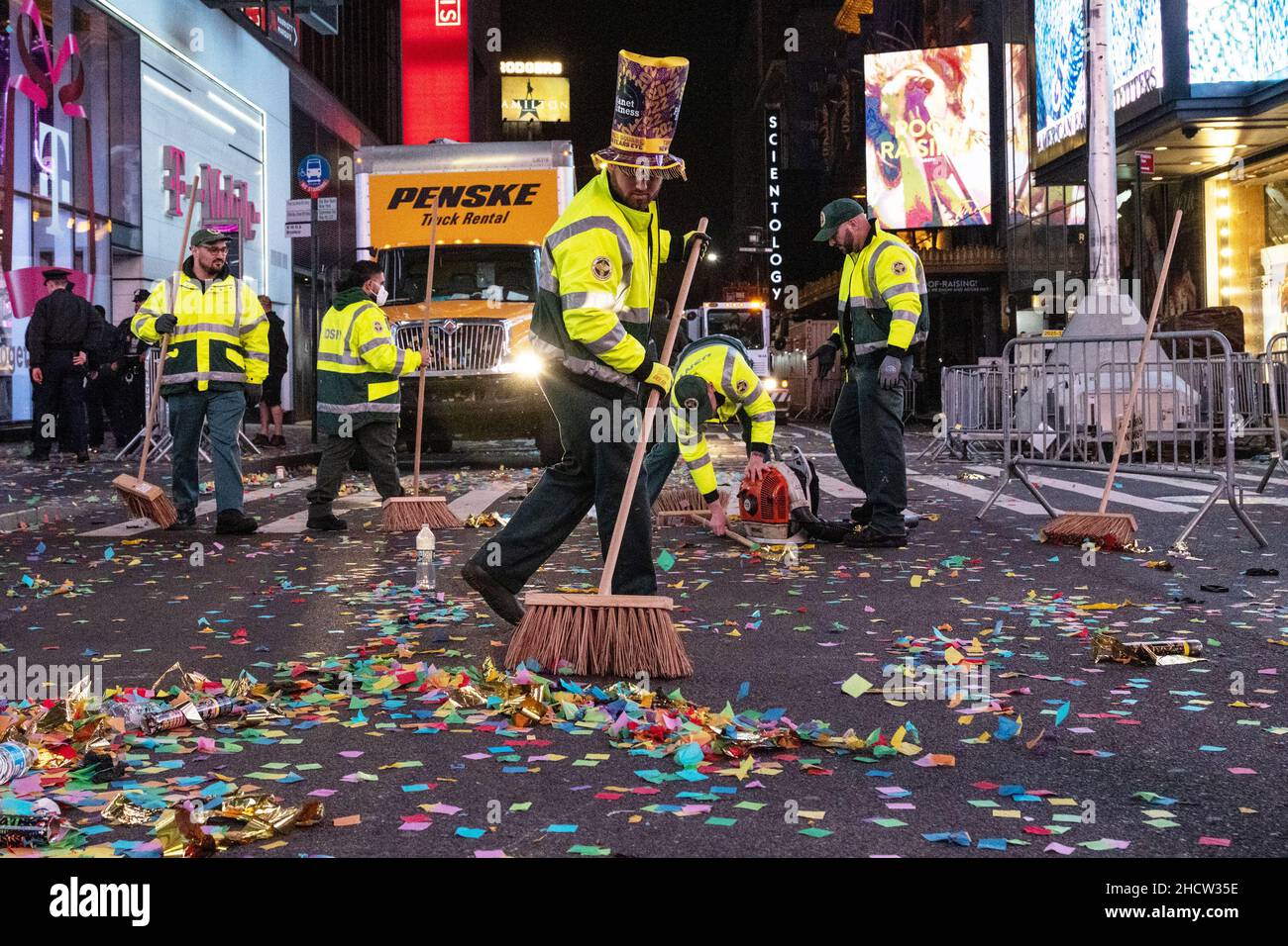 New York, Stati Uniti. 01st Jan 2022. I lavoratori puliscono i dolci dalle strade che cadde a mezzanotte per la celebrazione di Capodanno a Times Square a New York City sabato 1 gennaio 2022. Foto di Gabriele Holtermann/UPI Credit: UPI/Alamy Live News Foto Stock