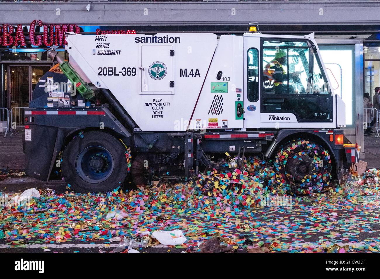 New York, Stati Uniti. 01st Jan 2022. I lavoratori puliscono i dolci dalle strade che cadde a mezzanotte per la celebrazione di Capodanno a Times Square a New York City sabato 1 gennaio 2022. Foto di Gabriele Holtermann/UPI Credit: UPI/Alamy Live News Foto Stock